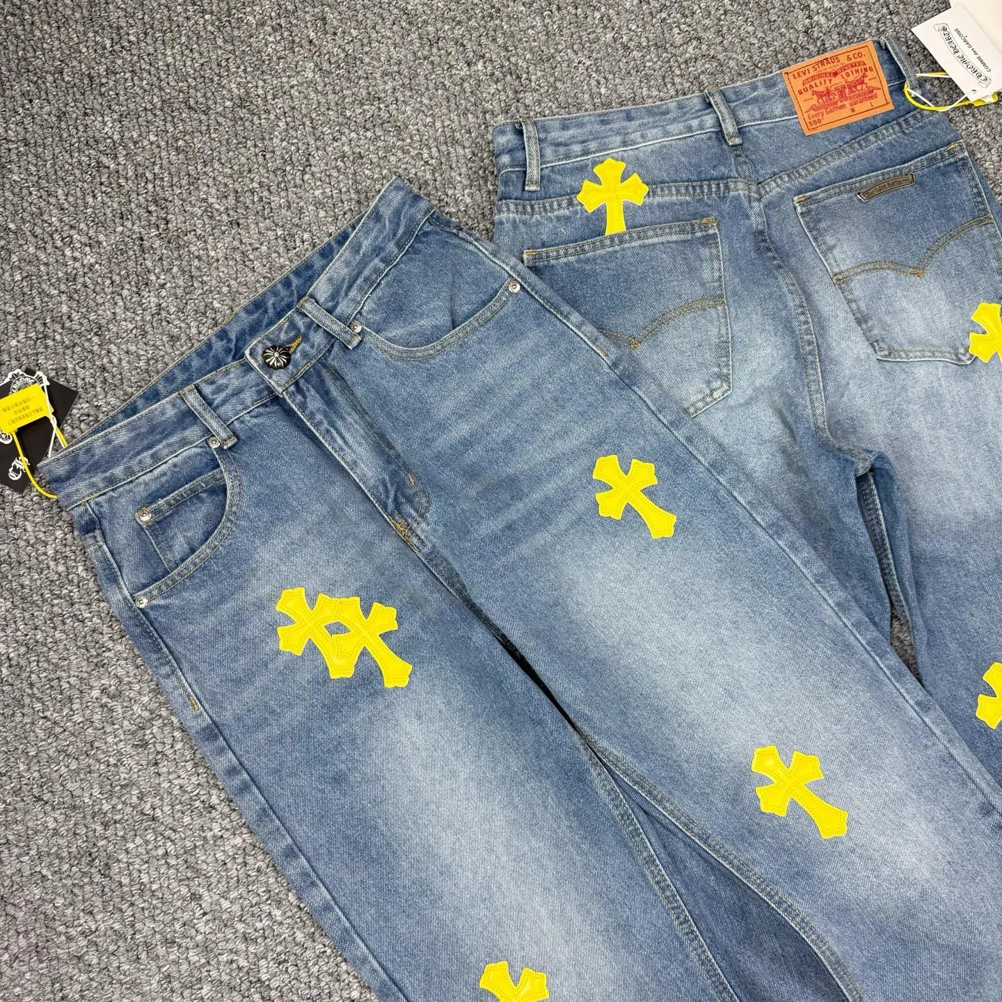 P240 Style No.: H838 Chrome Hearts & Chrome Hearts High-end Chrome hearts blue and yellow leather cross patchwork leather jeans, the same style as the trendy uncle. Original hardware accessories, washed and other elevators, QR code analysis are all purchased from the original factory, high degree of restoration, you are welcome to compare with a certain product~ Three-dimensional version, loose and comfortable, not picky about the figure, taller and slimmer, factory Seiko, original quality control, same style for men and women, can be matched with couples, versatile recommendation, must-have jeans for all seasons, fashionable people have been disappointed From the quality selection of fabrics, the tailoring of details, and the matching of patterns, everything is impeccable! The upper body is so handsome when worn...it can be easily worn by men, women and children! The craftsmanship is made of heavy-duty washed pure cotton denim fabric. After washing, it is soft and thick and looks very stylish when worn. Size: 28, 30, 32, 34 Color: blue